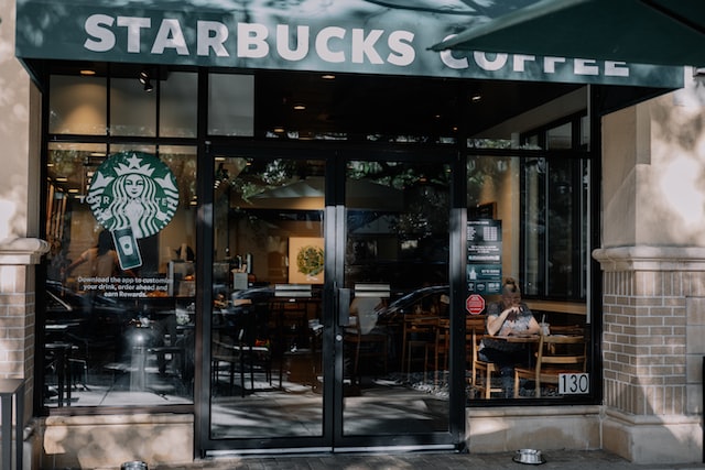 gambar store Starbucks yang terkenal ekslusif bagi kalangan menengah ke atas